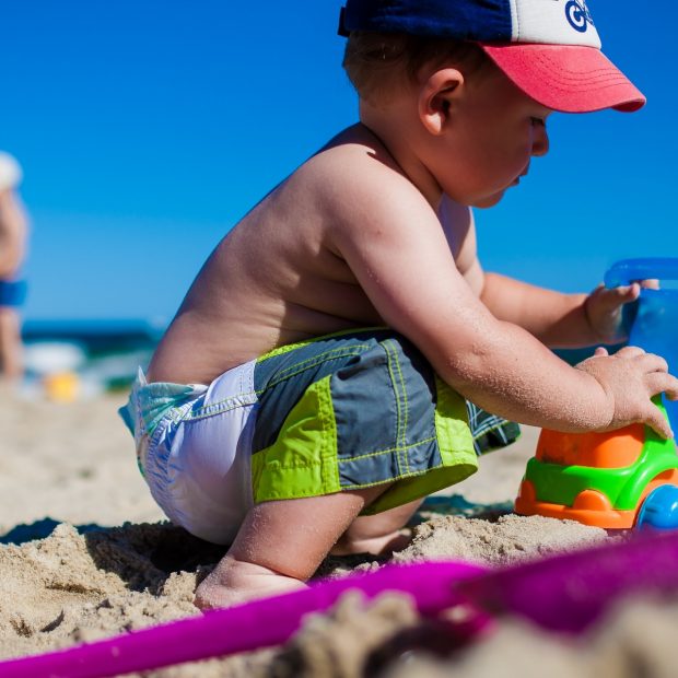 bimbo-spiaggia-marche